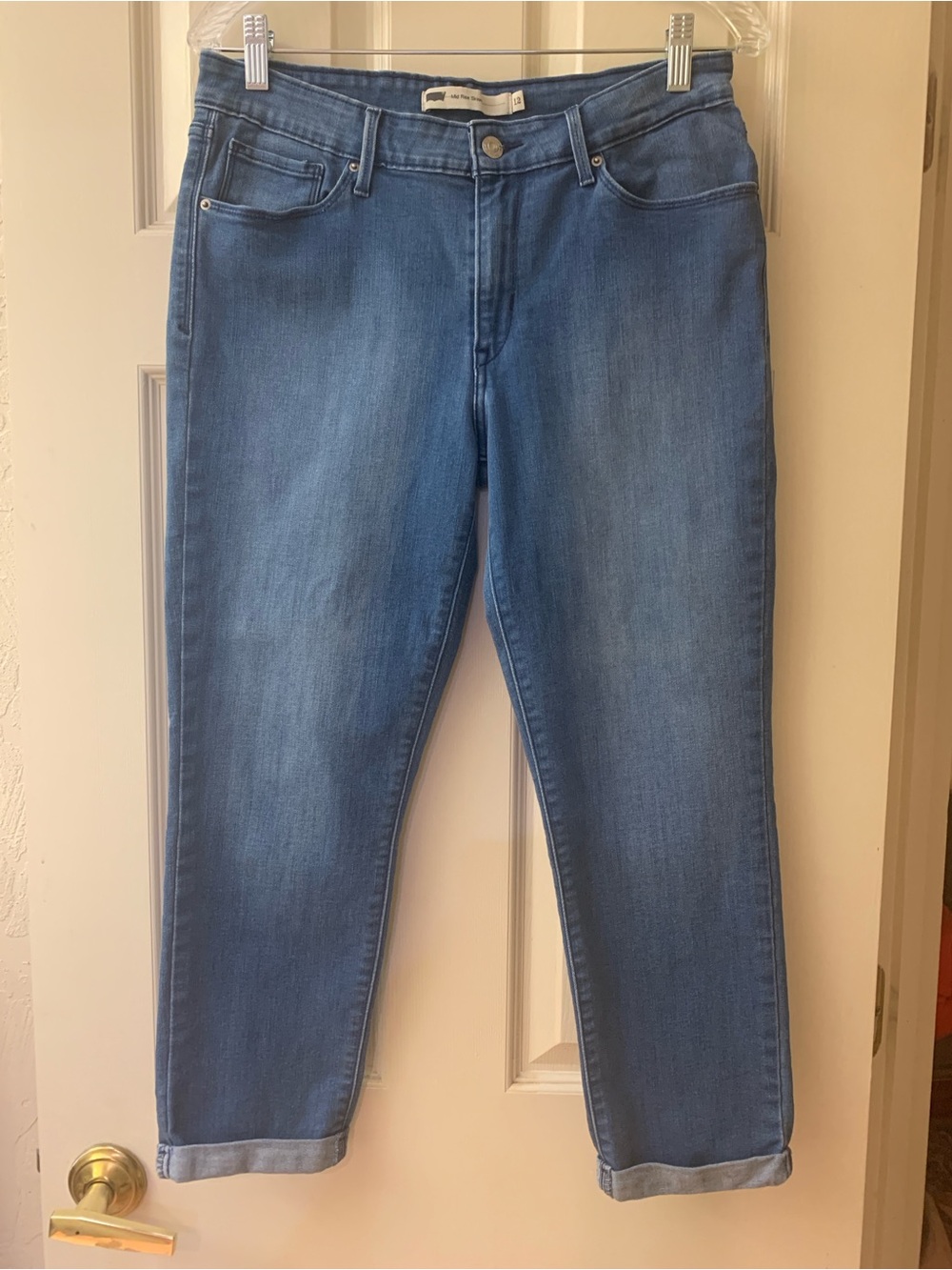 Levi's Cuffed Cropped Ankle Jeans